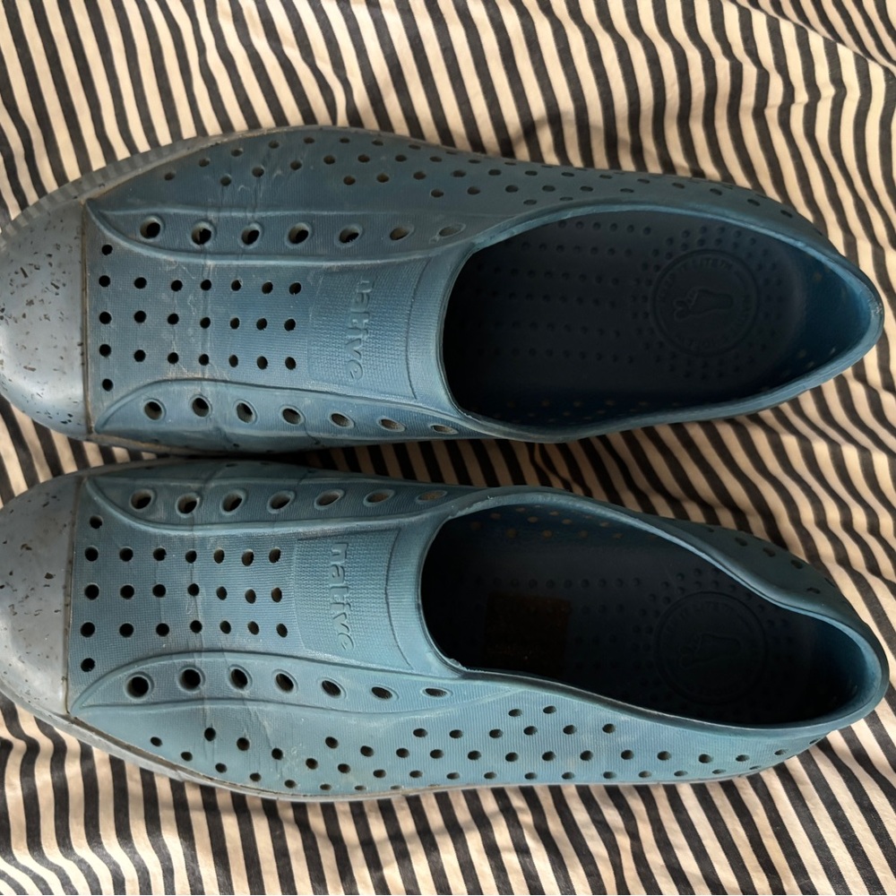 Native j4 used water shoes blue